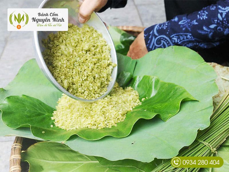 Cốm tươi gói lá sen rất tốt cho làn da của các chị em phụ nữ Cốm tươi gói lá sen rất tốt cho làn da của các chị em phụ nữ