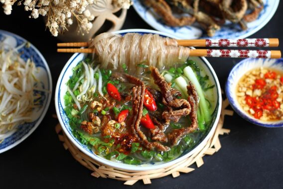 Món Ngon Hà Nội - Những Món Ăn Kinh Điển Giữa Đêm Khuya 14 Mien Luon Ha Noi