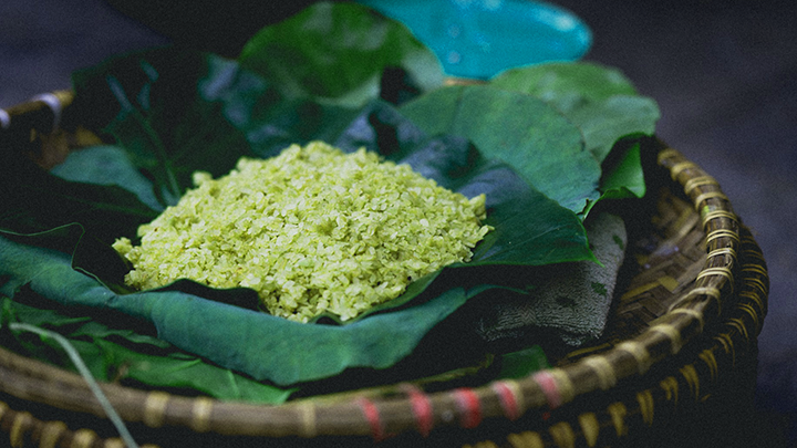 Mua Đặc Sản Hà Nội: Trải Nghiệm Ẩm Thực Đậm Chất Thủ Đô 12 Mùa cốm xanh về, thơm bàn tay nhỏ…"
