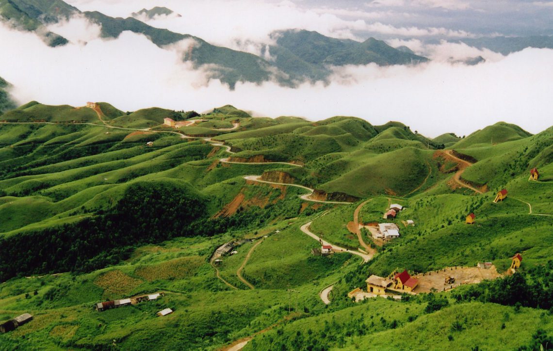 dia hinh nui nuoc ta gom nhung huong chinh la gi