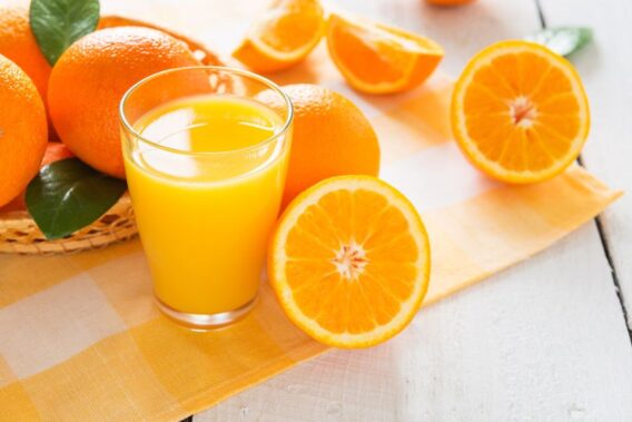 Top 7 Loại Nước Ép Hoa Quả Giúp Tăng Sức Đề Kháng Trong Thời Tiết Tháng 11 Thay Đổi Thất Thường 4 nuoc ep cam tuoi thom ngon tai nha