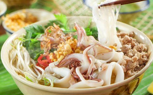 Một tô hủ tiếu thập cẩm Sa Tốt