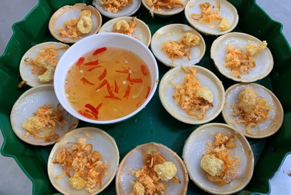 Bánh bèo Huế với lớp bánh mỏng, mềm mại được phủ lên tôm chấy, mỡ hành, và chan nước mắm chua ngọt, tạo nên một món ăn hấp dẫn, đậm đà hương vị Huế.