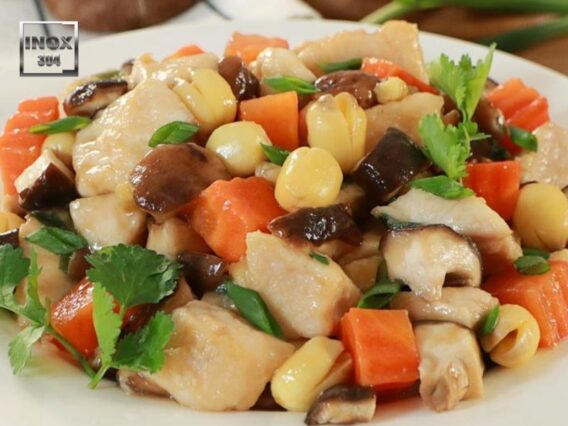 Thịt gà xào nấm rau củ là một món ăn thơm ngon, bổ dưỡng với sự kết hợp giữa thịt gà mềm ngọt, nấm tươi giòn và các loại rau củ màu sắc bắt mắt.
