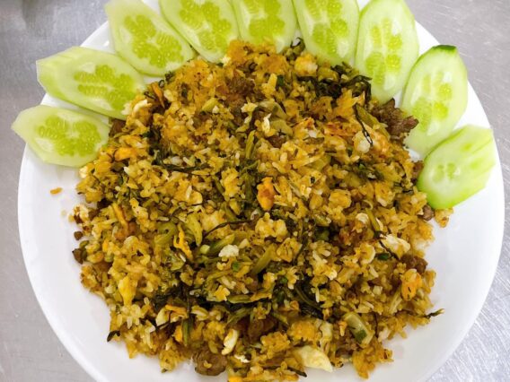 Món Ngon Mỗi Ngày Miền Bắc Hương Vị Đặc Sắc và Cách Nấu Đơn Giản 4 Sự sần sật của dưa chua, thêm sự đậm đà từ thịt bò hòa cùng độ giòn giòn của từng hạt cơm vàng, đơn giản vậy thôi mà lại có sức lôi cuốn đến lạ.