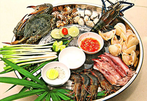 Lẩu hải sản Quận 7 với nước lẩu ngọt, hải sản tươi ngon.