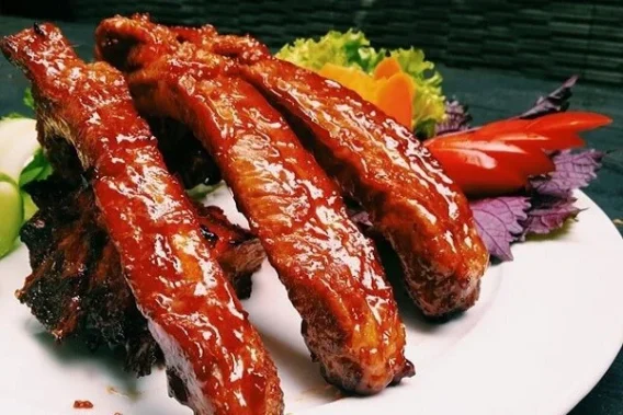 5 Món Ngon Đãi Tiệc Lựa Chọn Hoàn Hảo Cho Buổi Tiệc Đẳng Cấp 3 Sườn nướng mật ong với lớp ngoài giòn tan và hương vị ngọt ngào, đậm đà là món ăn hoàn hảo để đãi tiệc. Món ăn này không chỉ đẹp mắt mà còn đầy đủ hương vị, chắc chắn sẽ làm hài lòng mọi thực khách.