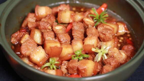 Một đĩa thịt ba chỉ nướng sả vàng ươm, lớp ngoài giòn thơm, thịt bên trong mềm và ngọt tự nhiên, được trình bày đẹp mắt với rau sống và dưa leo. Món ăn này không chỉ bắt mắt mà còn thơm lừng, khiến bạn không thể chối từ ngay từ lần đầu thưởng thức.