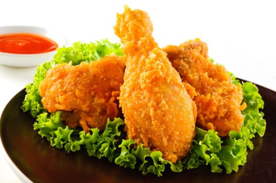 Món Ngon Từ Thịt Gà Những Công Thức Đơn Giản Và Hấp Dẫn 3 Bức ảnh mô tả món gà rán giòn vàng ruộm, lớp vỏ bên ngoài giòn rụm, bên trong thịt gà mềm ngọt. Những miếng gà được bày đẹp mắt trên đĩa, kèm theo các lát chanh và rau sống tươi mát.