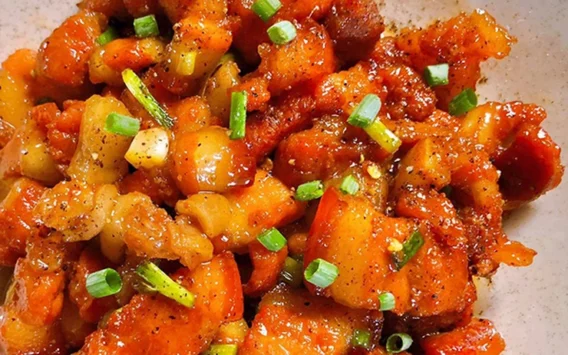 Món Ngon Với Thịt Ba Chỉ 10 Công Thức Đầy Hấp Dẫn Dành Cho Bữa Cơm Gia Đình 3 Món thịt ba chỉ kho tộ được bày biện hấp dẫn với phần thịt mềm mượt, thấm đều gia vị, bên cạnh lớp nước kho đậm đà, sánh mịn. Món ăn này tỏa ra hương thơm quyến rũ, rất thích hợp khi ăn cùng cơm nóng, mang lại cảm giác đầm ấm cho bữa cơm gia đình.