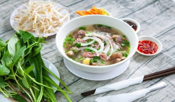Món Ngon Quận 6 Khám Phá Những Đặc Sản Được Yêu Thích Nhất! 3 Một tô phở Lệ nóng hổi, thơm lừng