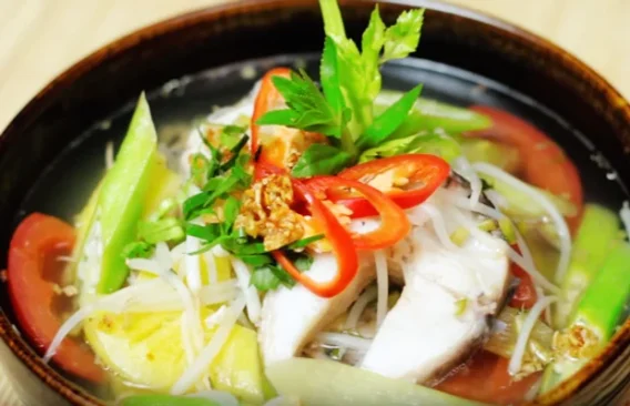 Món Ngon Dễ Nấu Những Món Ăn Ngon Miệng Và Dễ Làm Tại Nhà 3 Những khúc cá lóc mềm mại nổi lên trên mặt nước canh, kết hợp cùng rau ngổ, giá đỗ và cà chua tạo nên một bức tranh ẩm thực hấp dẫn, mang đậm hương vị miền Nam.