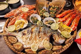 Món ngon ở Nha Trang top 15 đặc sản nhất định phải thử khi đến phố biển 4 Bàn tiệc hải sản tươi rói với tôm hùm, mực, ốc và cua được chế biến đa dạng như nướng mỡ hành, hấp sả, rang muối – đặc sản không thể bỏ qua khi đến Nha Trang.