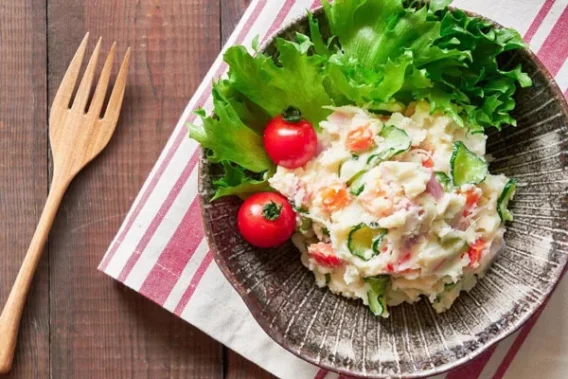 20 Món Ngon Với Khoai Tây Dễ Làm Tại Nhà Càng Ăn Càng Nghiện! 4 Đĩa salad khoai tây đầy màu sắc với trứng, rau củ và sốt mayonnaise