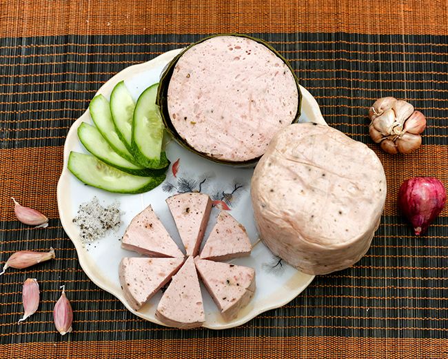 Quà Biếu Đặc Sản Hà Nội – Tinh Hoa Ẩm Thực Thủ Đô Làm Quà Tặng Ý Nghĩa 18 Giò chả Ước Lễ, “báu vật” của làng nghề truyền thống