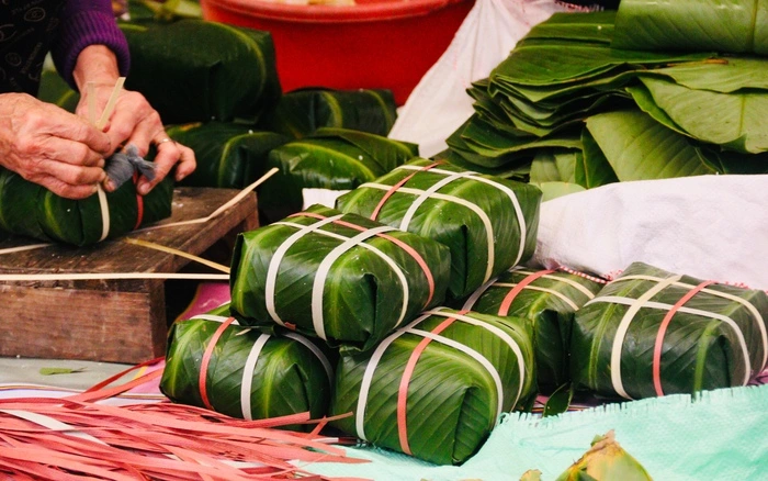 Quà Đặc Sản Hà Nội – Tinh Tủy Ẩm Thực Và Văn Hóa Thủ Đô Làm Quà Biếu Ý Nghĩa 32 Làng bánh chưng Tranh Khúc gói 'siêu tốc độ' 30 giây/cái, gần 3.000 cái/ngày