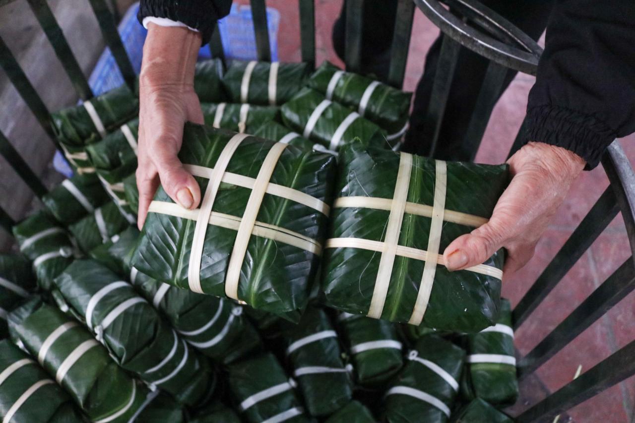 Quà Hà Nội Mua Ở Đâu? Khám Phá Đặc Sản Hà Nội Tại Công ty TNHH Thương mại và Đầu tư Vietgate 16 Bánh chưng làng Tranh Khúc - hương vị của ngày Tết