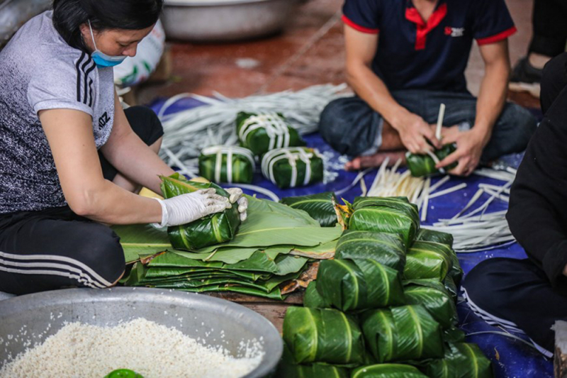 Quà Hà Nội Mua Gì? Top 10 Đặc Sản Hà Nội Làm Quà Biếu Ý Nghĩa Nhất 16 Rộn ràng làng bánh chưng Tranh Khúc - Báo Công an Nhân dân điện tử